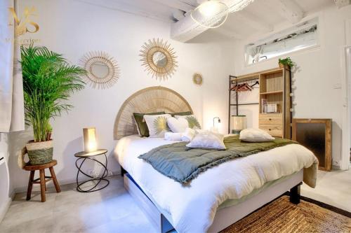 une chambre avec un grand lit dans une pièce dans l'établissement Un Coin de Paradis à Bergerac, à Bergerac