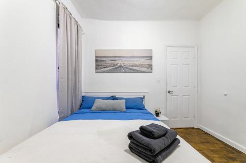 ein Schlafzimmer mit einem Bett mit Handtüchern darauf in der Unterkunft Modern NY Style 2BD Apartment in Upper East Side Manhattan in New York