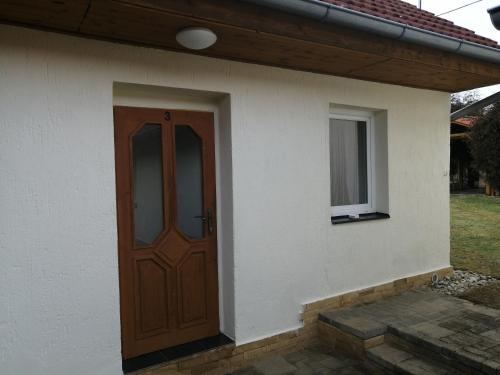 uma porta de madeira ao lado de uma casa em Apartmány U Krumlova em Cesky Krumlov