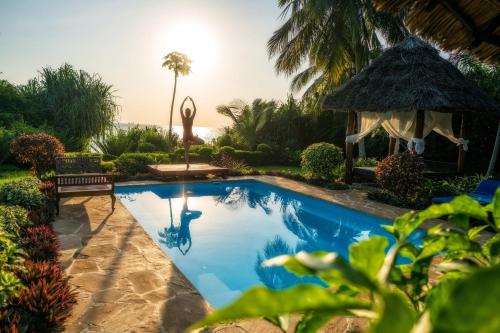 - une piscine avec un kiosque dans un complexe dans l'établissement Zanzi Resort, à Zanzibar City