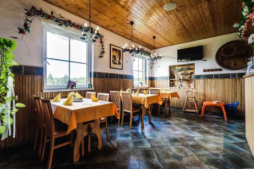 Un restaurante u otro lugar para comer en Rybí Dům
