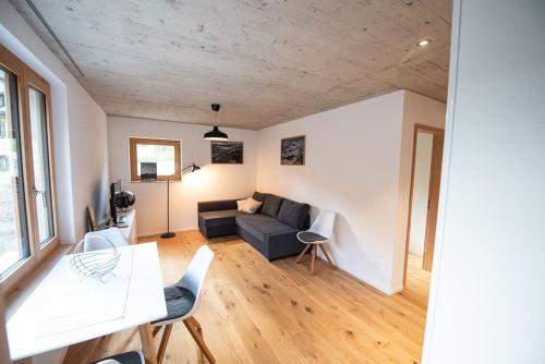 ein Wohnzimmer mit einem Sofa und einem Tisch in der Unterkunft Casa Acletta - die Ferienwohnung in Valbella in Valbella