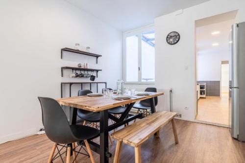 comedor con mesa de madera y sillas en Roubaix - Beautiful 4 bedrooms house with terrace!, en Roubaix