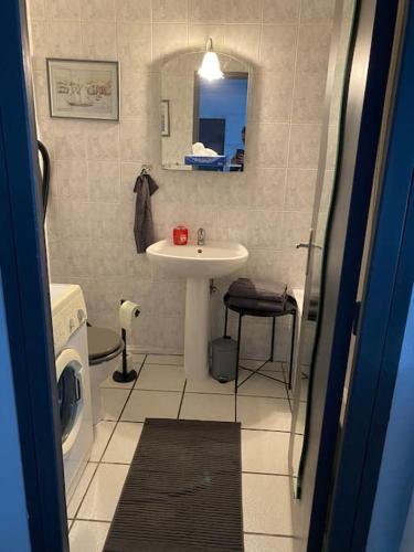 une petite salle de bain avec un lavabo et des toilettes dans l'établissement Appartement privé 2 pièces 42m proche centre, à Schiltigheim