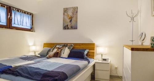 Un dormitorio con una cama y un cuadro en la pared. en Ferienwohnung 109 Schwarzwald, en Schönwald