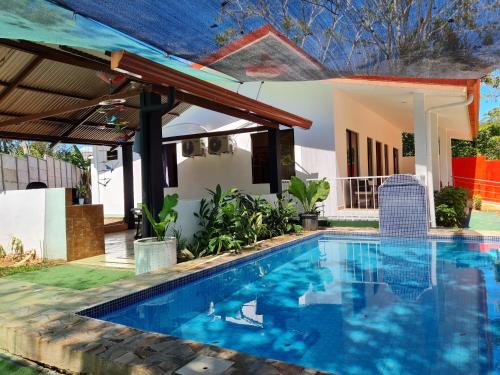 - une piscine en face d'une maison dans l'établissement CASA HALI, à Puntarenas