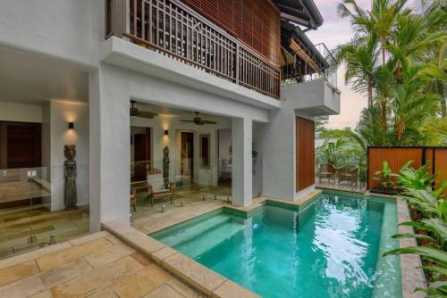 Swimmingpoolen hos eller tæt på Palm Bliss Villa - A Central Balinese Pool Oasis