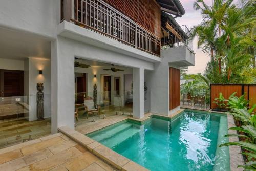 Bazén v ubytování Palm Bliss Villa - A Central Balinese Pool Oasis nebo v jeho okolí