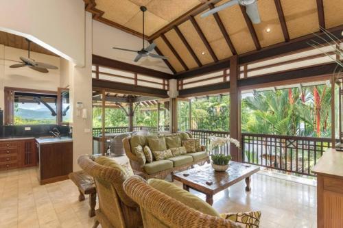 Posezení v ubytování Palm Bliss Villa - A Central Balinese Pool Oasis