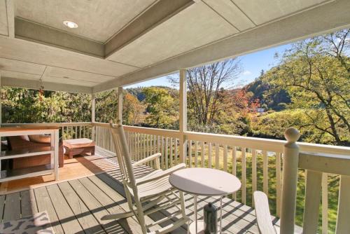 Μπαλκόνι ή βεράντα στο Tranquil Riverfront Living at Sasquatch Cabin!