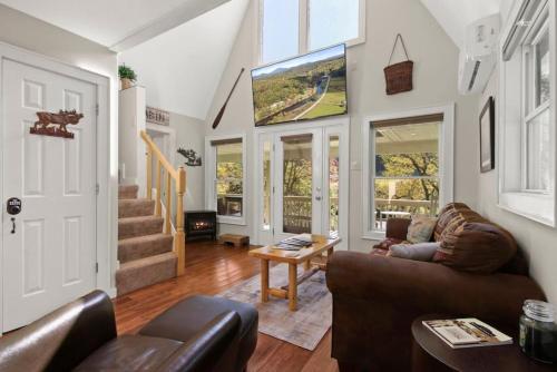Χώρος καθιστικού στο Tranquil Riverfront Living at Sasquatch Cabin!