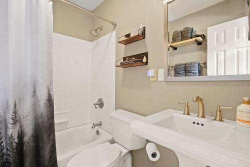 Ένα μπάνιο στο Tranquil Riverfront Living at Sasquatch Cabin!