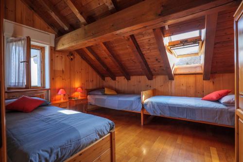 a bedroom with two beds in a cabin at Casa Carlo in Colico
