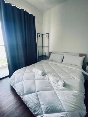 Een bed of bedden in een kamer bij Comfy suites