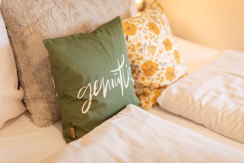 a green pillow sitting on top of a bed at Residenz - Pedelec - Penthouse - Sauna - Parkplatz in Bad Zwischenahn