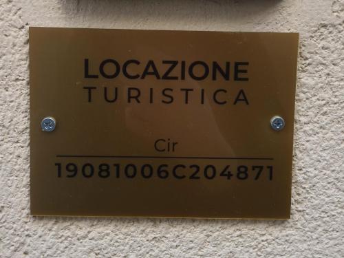 un cartello su un muro che legge la locoscone tunica di CASA QUIDERA LOCAZIONE TURISTICA / AFFITTI BREVI a Castelvetrano Selinunte