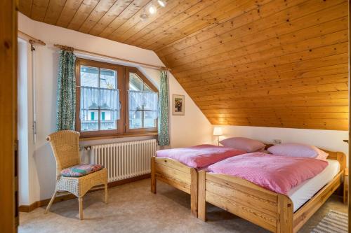 een slaapkamer met een bed en een houten plafond bij Mittlerer Itzenwaldhof - Heimkehr in Münstertal