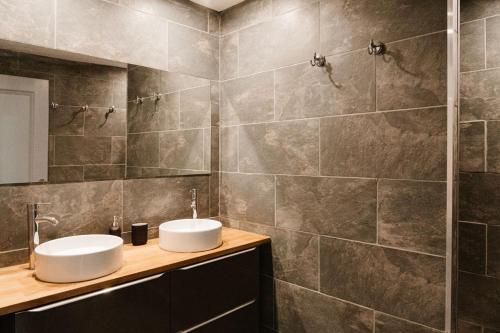 une salle de bain avec un lavabo et une douche dans l'établissement Loft avec Piscine SPA 6personnes, à Lespignan