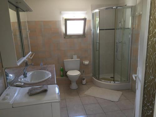 ein Bad mit einem WC, einer Dusche und einem Waschbecken in der Unterkunft villa les mimosas in Antibes