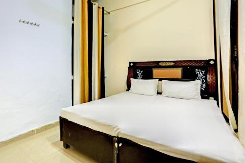 łóżko z 2 poduszkami w pokoju w obiekcie OYO The Dream Restaurant & Cafe w mieście Nārnaul