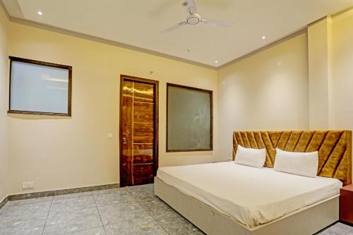 a bedroom with a bed and a window at OYO Miraas Hotel And Banquet Hall in Ludhiana