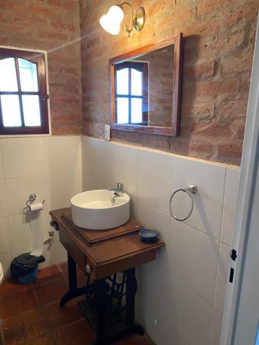 ein Bad mit einem Waschbecken und einem Spiegel in der Unterkunft Casa GaloTabuas in Los Cocos