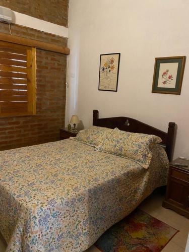 Schlafzimmer mit einem Bett und einem Fenster in der Unterkunft Casa GaloTabuas in Los Cocos