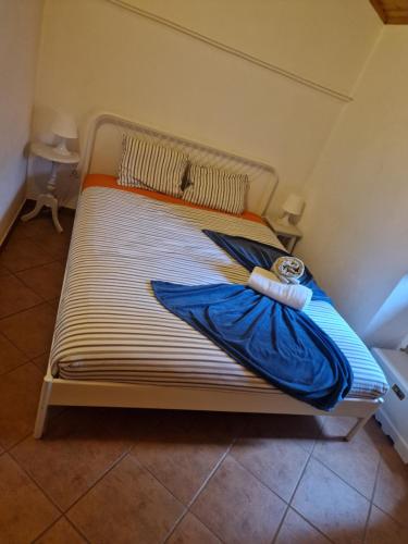 Una cama en una habitación con un reloj. en Casa Alentejana, en São Teotónio