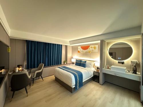 una camera d'albergo con letto e scrivania di Ly New York Hotel a College Point