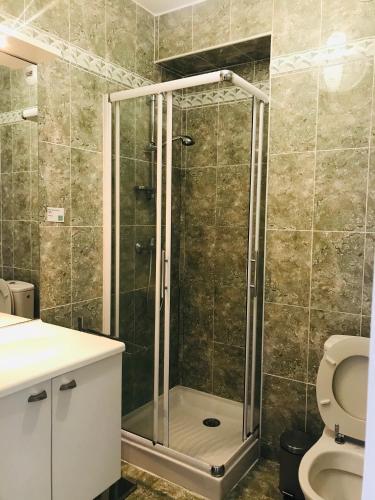 une cabine de douche dans une salle de bain avec toilettes dans l'établissement Appartement La Résidence II - 21 LUMIO, à Lumio