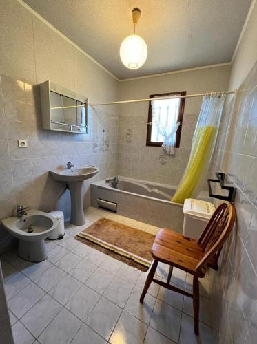 une salle de bain avec une baignoire, un lavabo et des toilettes dans l'établissement Will, à Valras-Plage