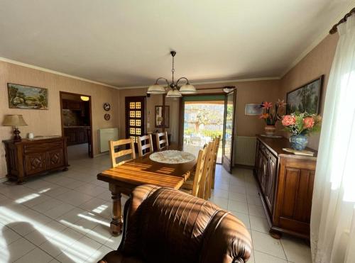 une cuisine et une salle à manger avec une table et des chaises dans l'établissement Will, à Valras-Plage