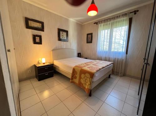 une petite chambre avec un lit et une fenêtre dans l'établissement Will, à Valras-Plage