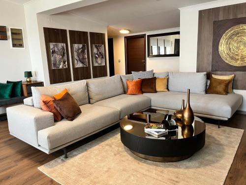 uma sala de estar com um sofá e uma mesa de centro em ZEN Apartments em Alexandroúpolis
