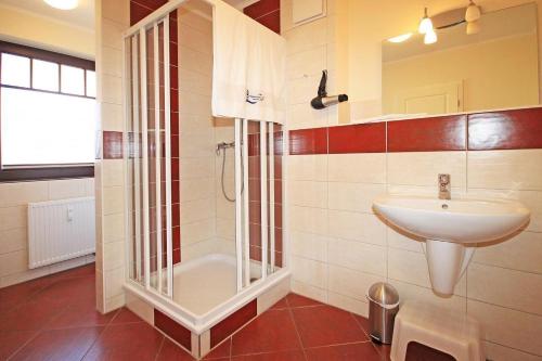 a bathroom with a sink and a shower at Urlaubstraeume-Am-Meer-Wohnung-6-2-758 in Kühlungsborn