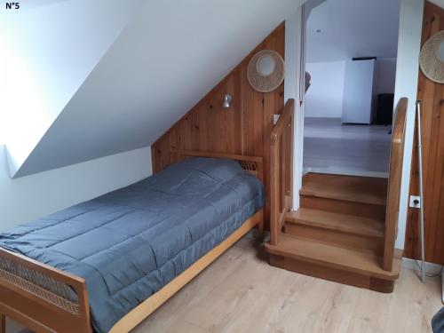 1 dormitorio con 1 cama y escaleras en una habitación en Les Cactus en Bagnères-de-Bigorre