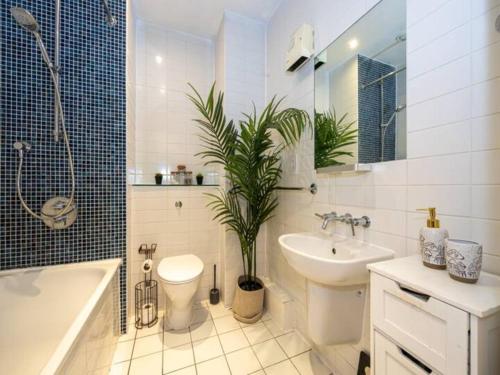 een badkamer met een wastafel, een toilet en een bad bij Pass the Keys MCR City Centre Apartment with view in Manchester