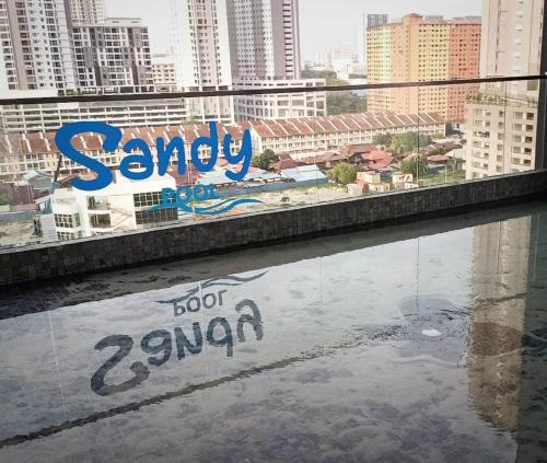 ein Schild, auf dem Sangaby für Garn auf dem Balkon steht in der Unterkunft Romantic Sea View Room @ Urban Suites, Jelutong in Jelutong