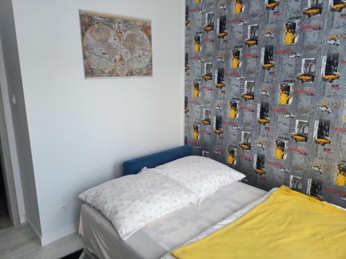 um quarto com uma cama e uma parede com uma fotografia em Apartament KLARA em Rumia