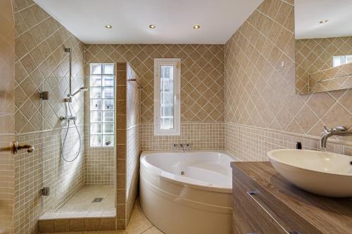Et badeværelse på Charming private villa in Marbella