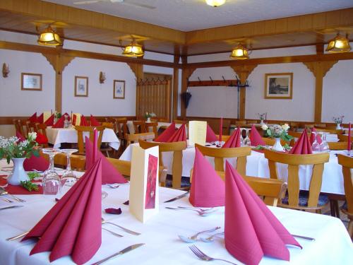 Gasthaus Debelius Beltershausen في ماربورغ ان دير لان: غرفة طعام مع طاولات عليها مناديل وردية