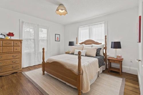 Ένα ή περισσότερα κρεβάτια σε δωμάτιο στο Prime West Hartford Center Location- Historic Gem