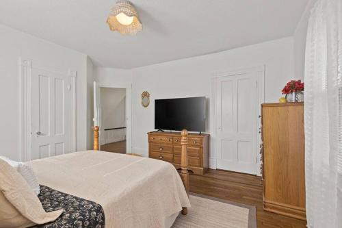 Μια τηλεόραση ή/και κέντρο ψυχαγωγίας στο Prime West Hartford Center Location- Historic Gem