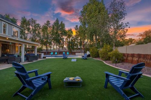 einen Hof mit zwei blauen Stühlen und einem Tisch in der Unterkunft Scottsdale Oasis Heated pool and Spa in Phoenix