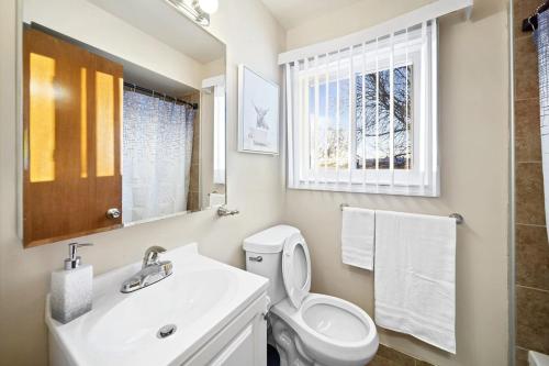 Ett badrum på Modern Cozy 1 Bedroom Apartment in Shelby Township