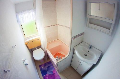 a small bathroom with a toilet and a sink at Domek 6-os w Campark Service " Zielony Zakątek " in Mrągowo