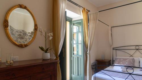 a bedroom with a mirror and a bed at Villa Il Casale Onifai in Onifai