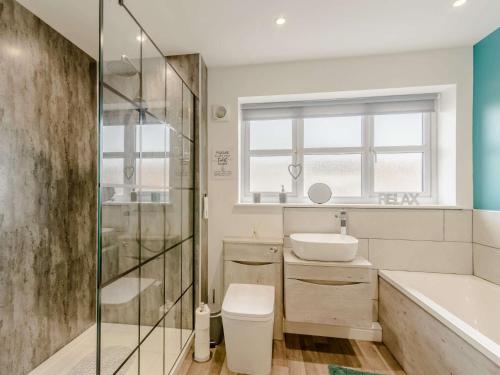 uma casa de banho com um WC com lavatório e um chuveiro em 4 bed in Thirsk 82823 em Carthorpe