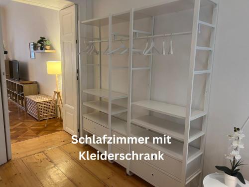 uma prateleira de livros brancos num quarto em Wohnen im Herzen von Graz em Graz