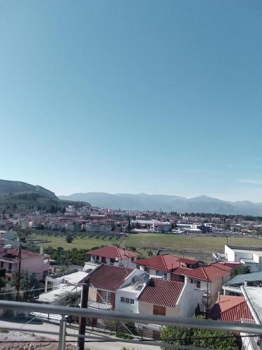 uitzicht op een stad met huizen en bergen bij Petros house 3 in Nafplio